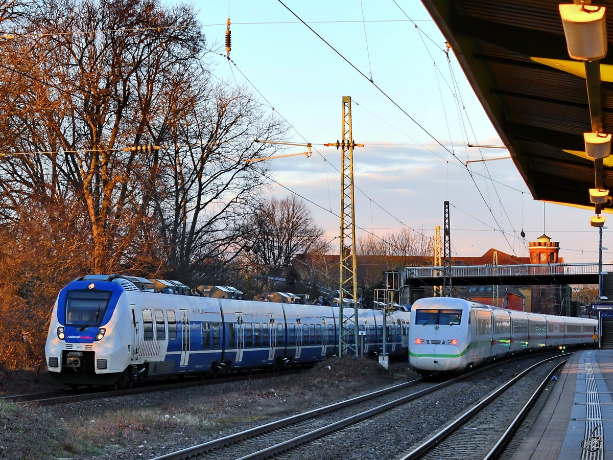 Der Elektrotriebzug 365 und ein ICE 2 (402 035) ist hier Mitte März 2021 bei der Durchfahrt in Wuppertal-Unterbarmen zu sehen.