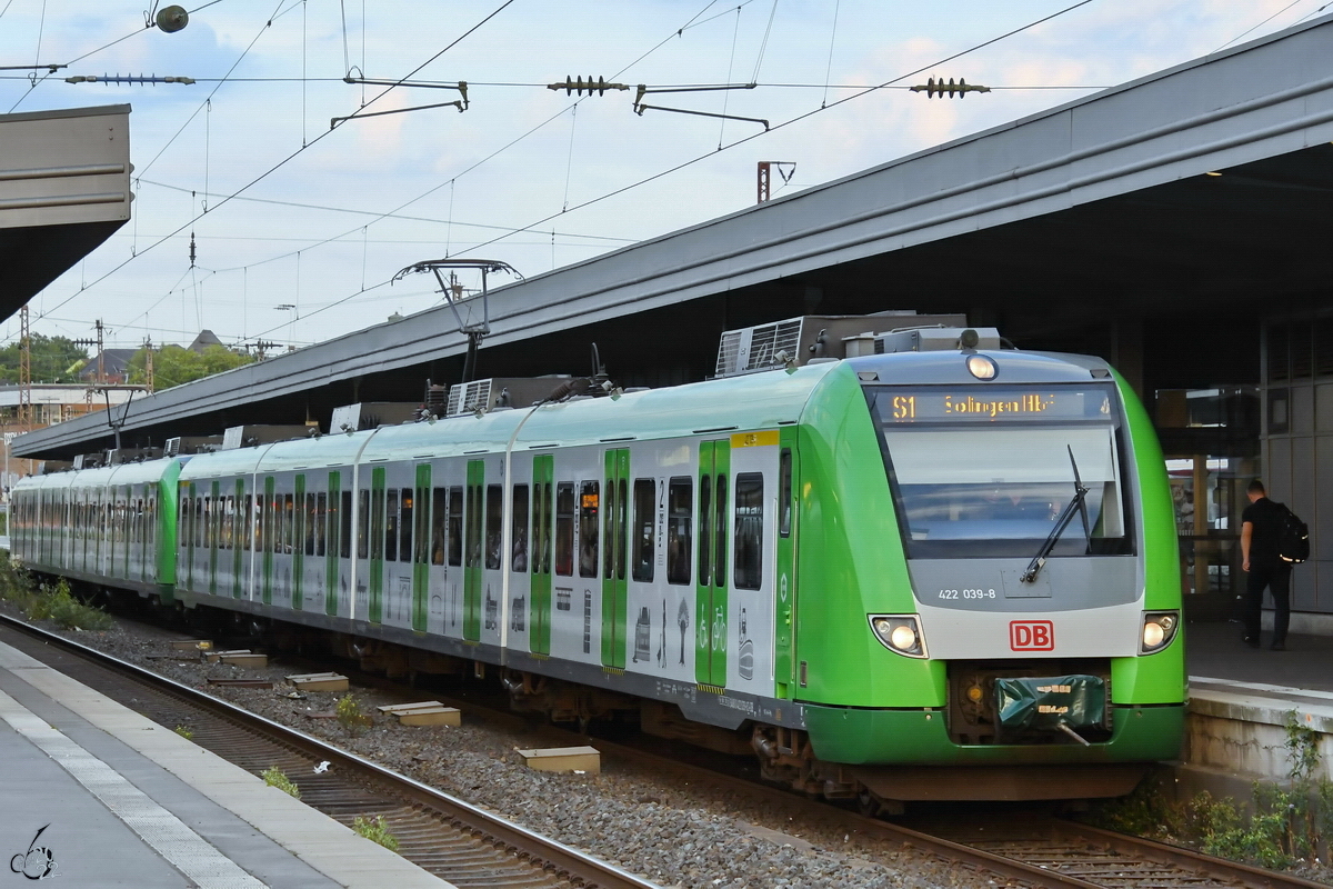 Der Elektrotriebzug 422 039-8 ist als S1 unterwegs, so gesehen Ende August 2022 beim Halt am Essener Hauptbahnhof.