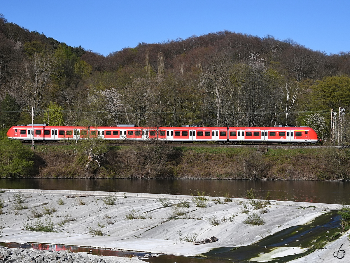 Der Elektrotriebzug 422 063-8 fuhr Ende April 2021 die Ruhr entlang. (Witten-Bommern)