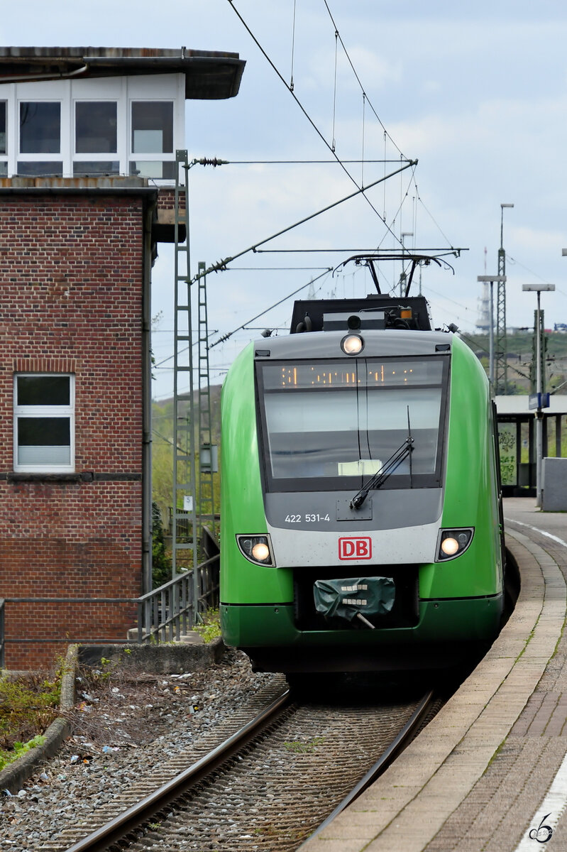 Der Elektrotriebzug 422 531-4, unterwegs als S1 in Richtung Dortmund, ist hier Anfang April 2024 beim Halt in Bochum-Langendreer West zu sehen.
