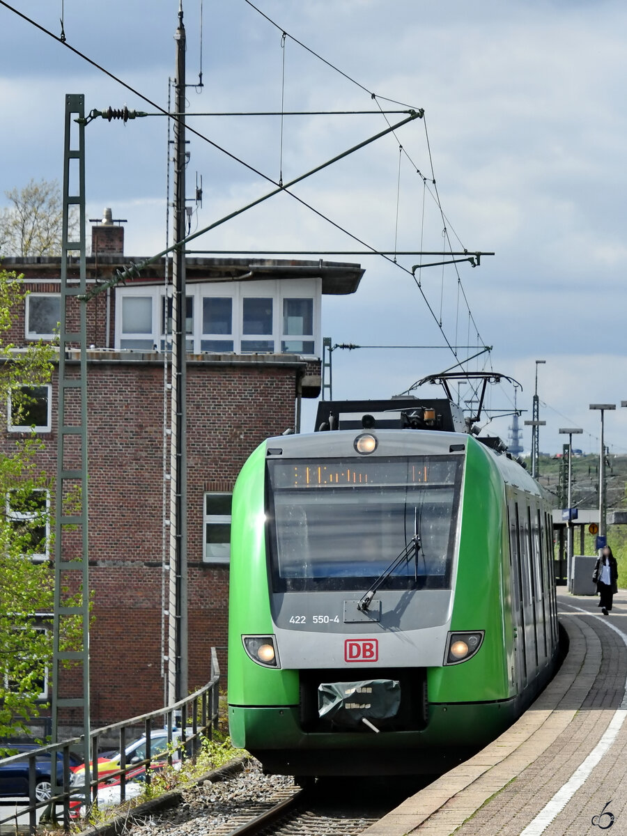 Der Elektrotriebzug 422 550-4, unterwegs als S1 in Richtung Dortmund, ist hier Anfang April 2024 beim Halt in Bochum-Langendreer West zu sehen.