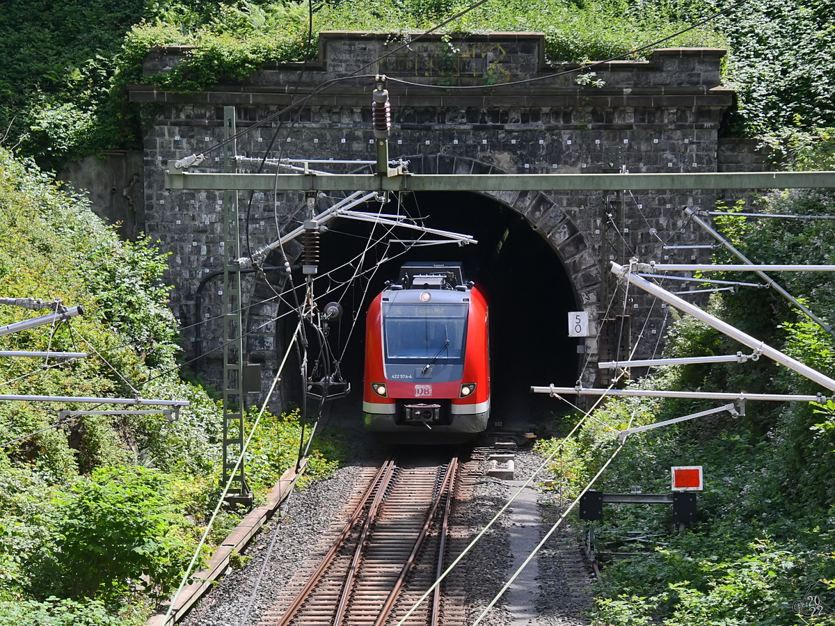 Der Elektrotriebzug 422 574-4 war Mitte Juni 2022 auf der Linie S6 unterwegs und kommt hier gerade aus dem Stadtwald-Tunnel in Essen.