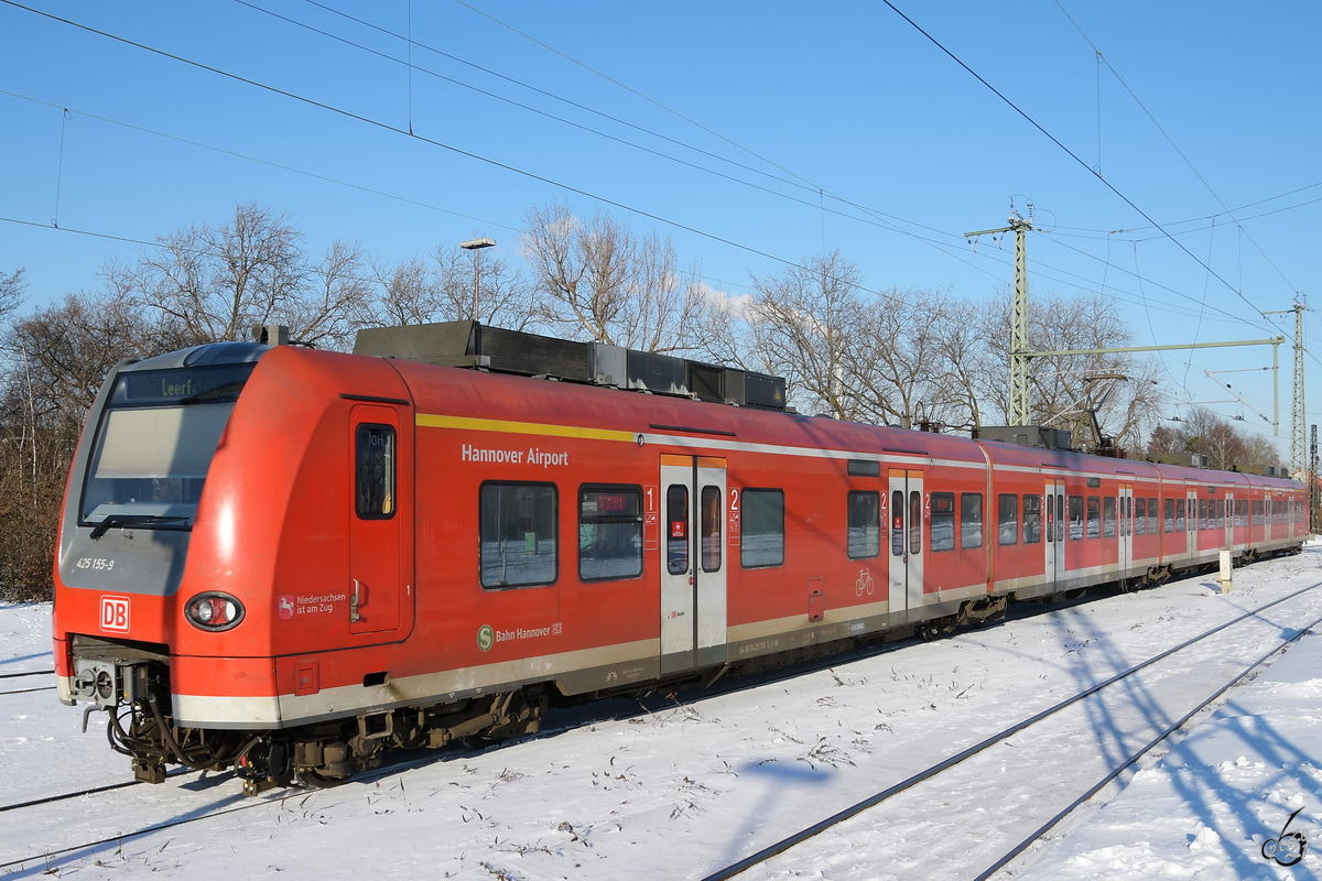 Der Elektrotriebzug 425 155-9 hatte eine Leerfahrt durch das Gelände am Hauptbahnhof Wanne-Eickel. (Februar 2021)