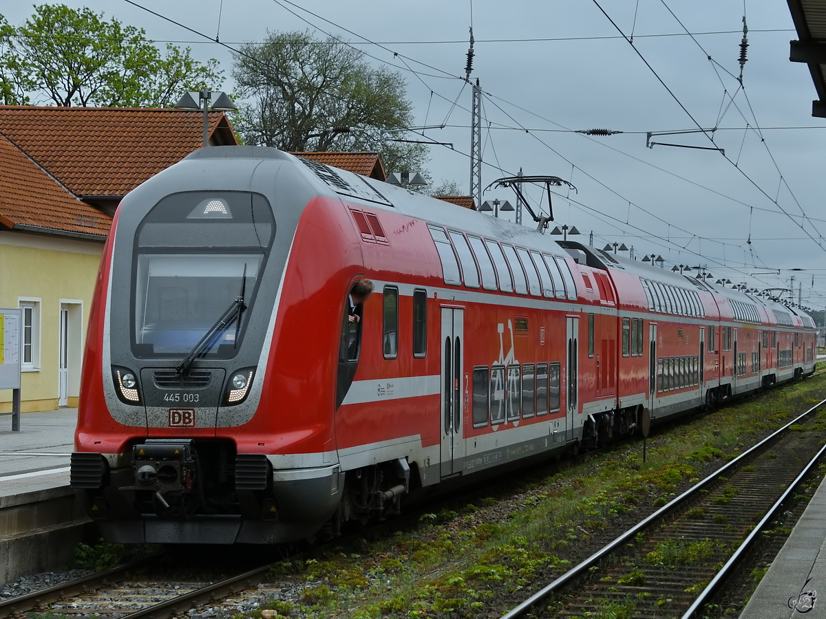 Der Elektrotriebzug 445 003 fährt gerade als RE5 am Hauptbahnhof in Neustrelitz ein. (Mai 2021)