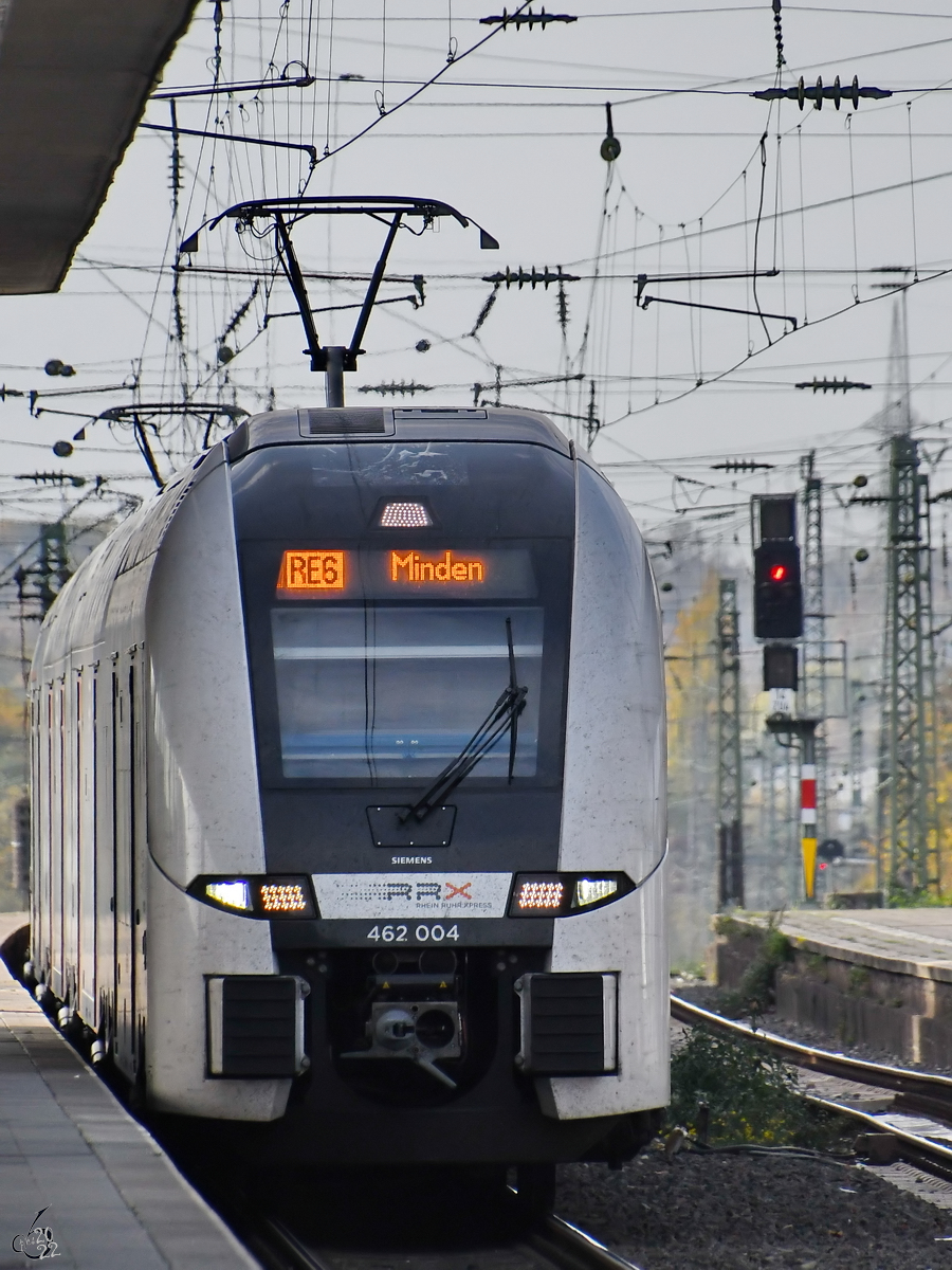 Der Elektrotriebzug 462 004 - unterwegs als RE6 nach Minden - ist hier Ende Oktober 2022 beim Halt am Bochumer Hauptbahnhof zu sehen.