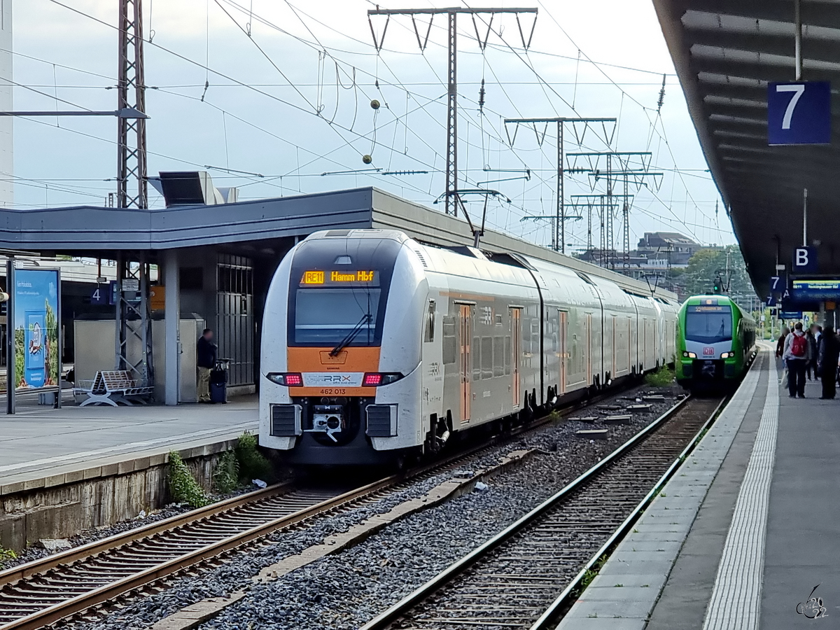 Der Elektrotriebzug 462 013 war Ende August 2022 als RE11 unterwegs und wartet hier am Essener Hauptbahnhof auf die Weiterfahrt.