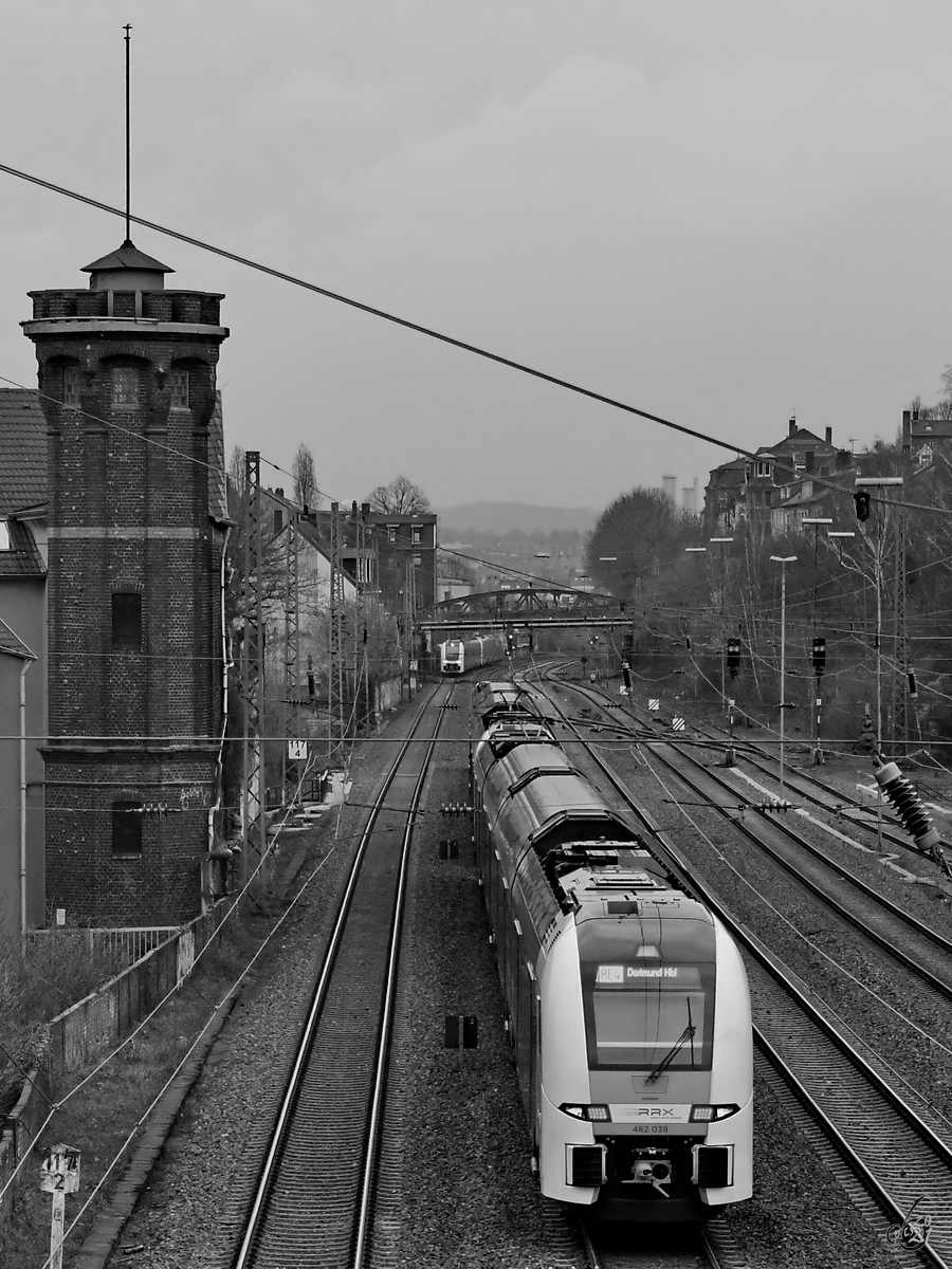 Der Elektrotriebzug 462 039 war Mitte März 2021 als RE4 nach Dortmund Hbf in Wuppertal-Unterbarmen unterwegs. 