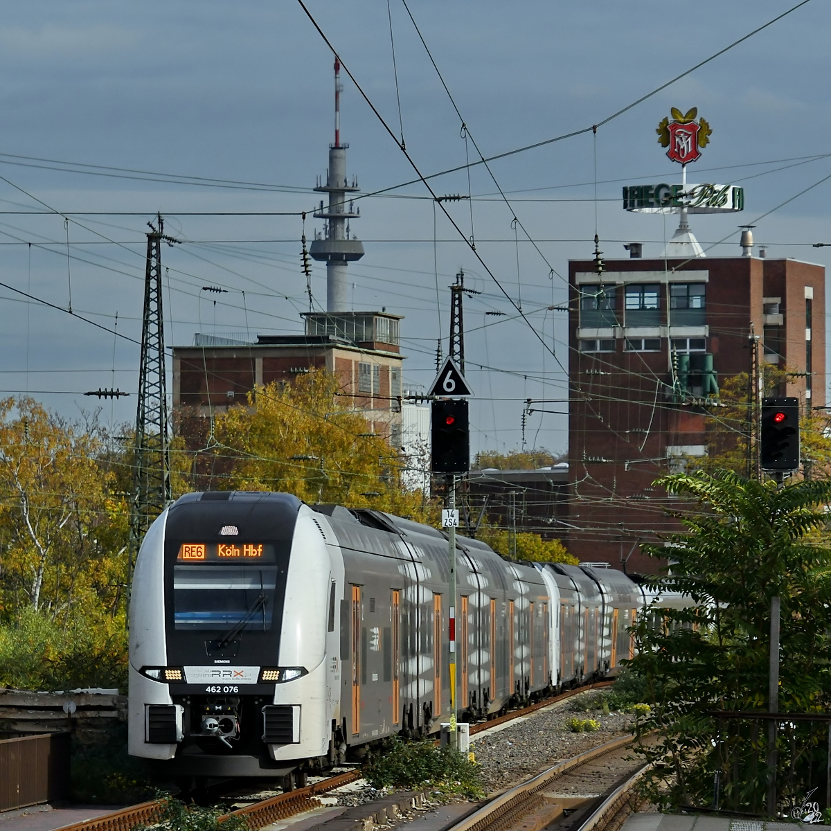 Der Elektrotriebzug 462 076 ist als RE6 nach Köln unterwegs und hier Ende Oktober 2022 bei der Ankunft am Bochumer Hauptbahnhof zu sehen.