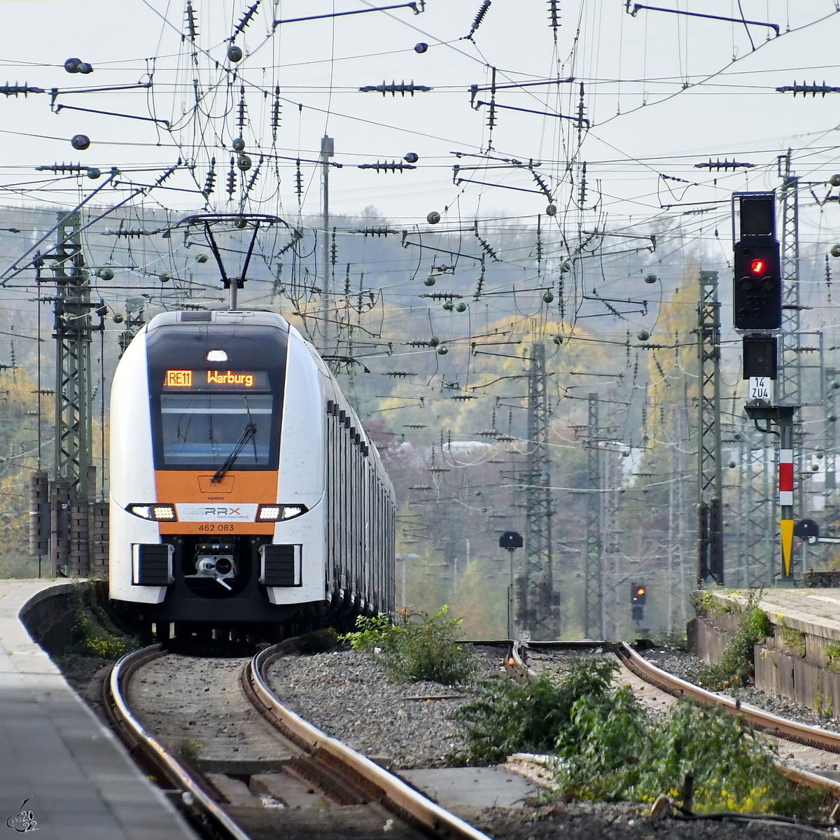Der Elektrotriebzug 462 083 ist als RE11 nach Warburg unterwegs und hier Ende Oktober 2022 bei der Ankunft am Bochumer Hauptbahnhof zu sehen.
