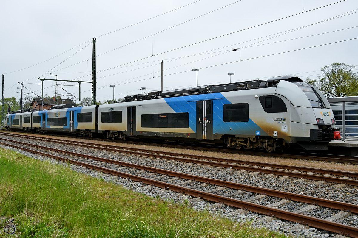 Der Elektrotriebzug 4746 302 ist hier im Mai 2021 gerade am Bahnhof Züssow angekommen.