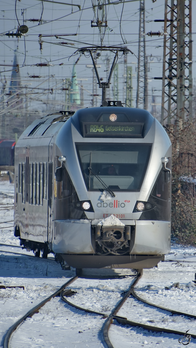 Der Elektrotriebzug ET 22 2101 kurz vor der Einfahrt am Hauptbahnhof Wanne-Eickel. (Februar 2021)