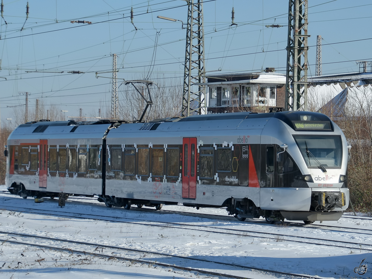 Der Elektrotriebzug ET 22 2108 bei der Einfahrt am Hauptbahnhof Wanne-Eickel. (Februar 2021)