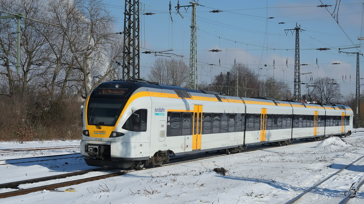 Der Elektrotriebzug ET 6.04 bei der Einfahrt am Hauptbahnhof Wanne-Eickel. (Februar 2021)