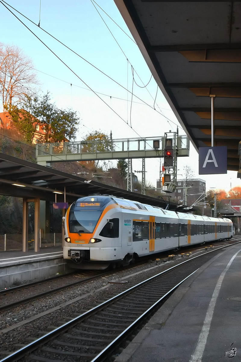 Der Elektrotriebzug ET6.01 im Februar 2021 bei der Ankunft am Hauptbahnhof Wuppertal.