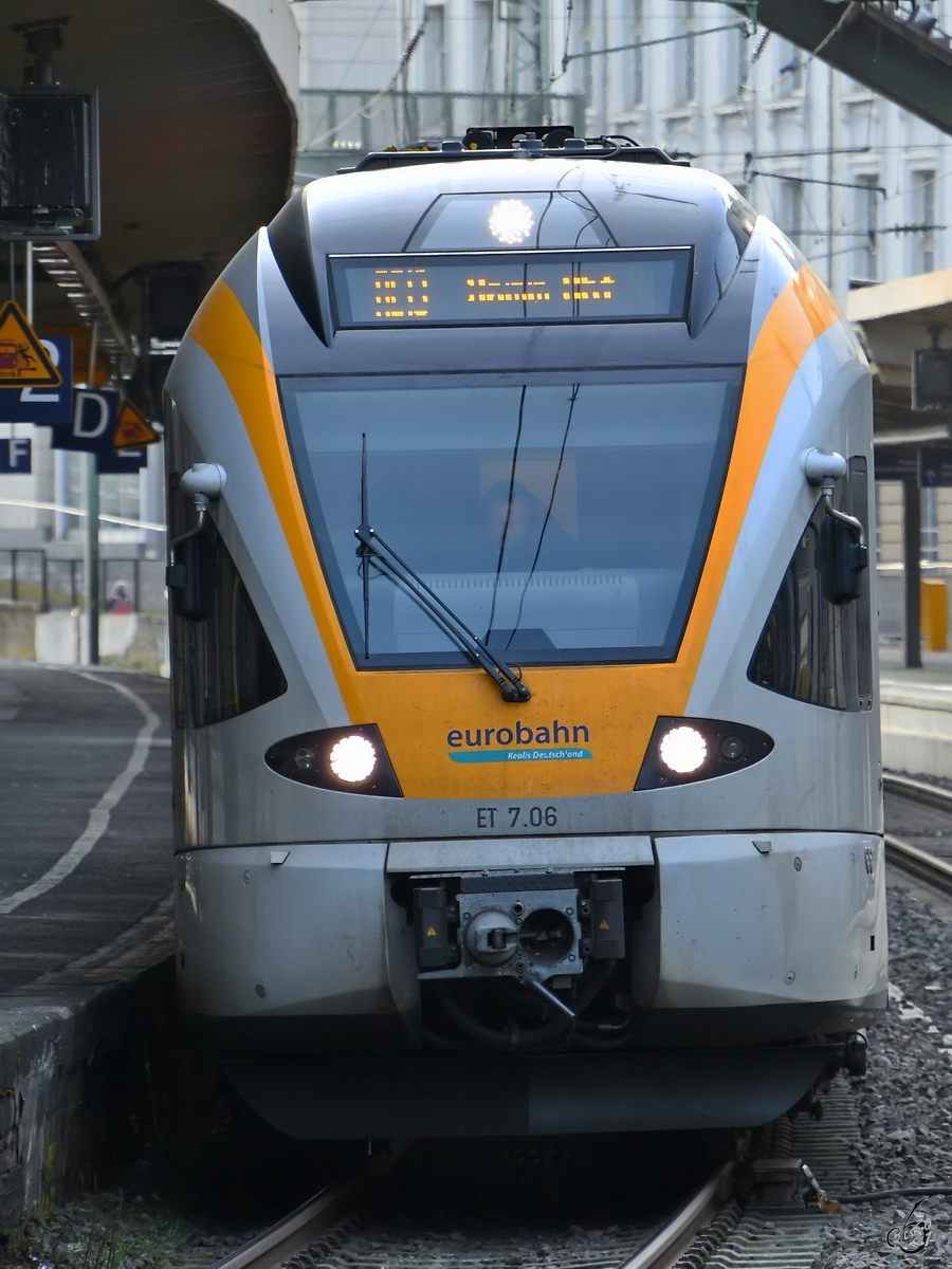 Der Elektrotriebzug ET7.06 im Februar 2021 beim Halt am Hauptbahnhof Wuppertal.
