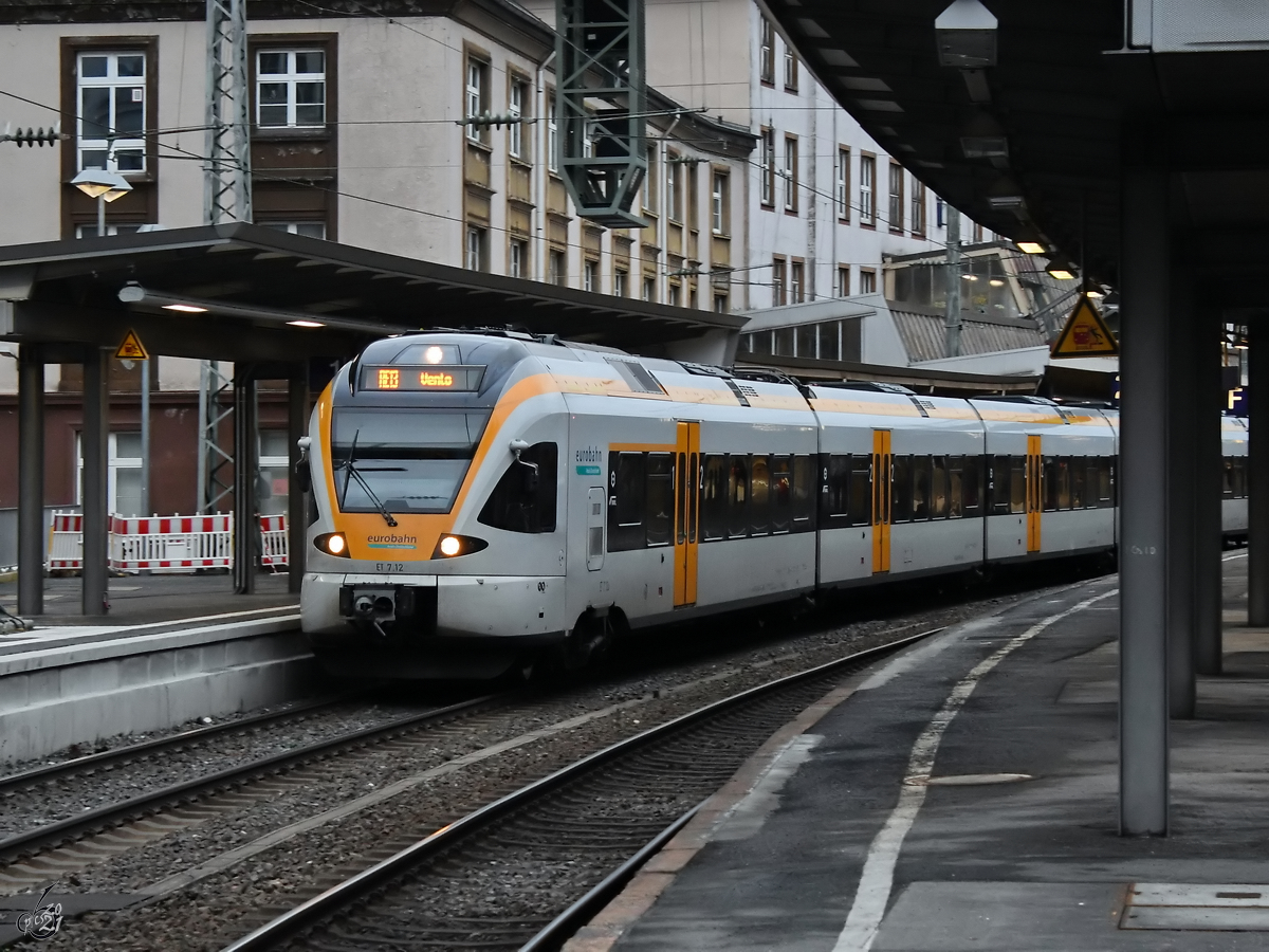 Der Elektrotriebzug ET7.12 im Februar 2021 beim Halt am Hauptbahnhof Wuppertal.