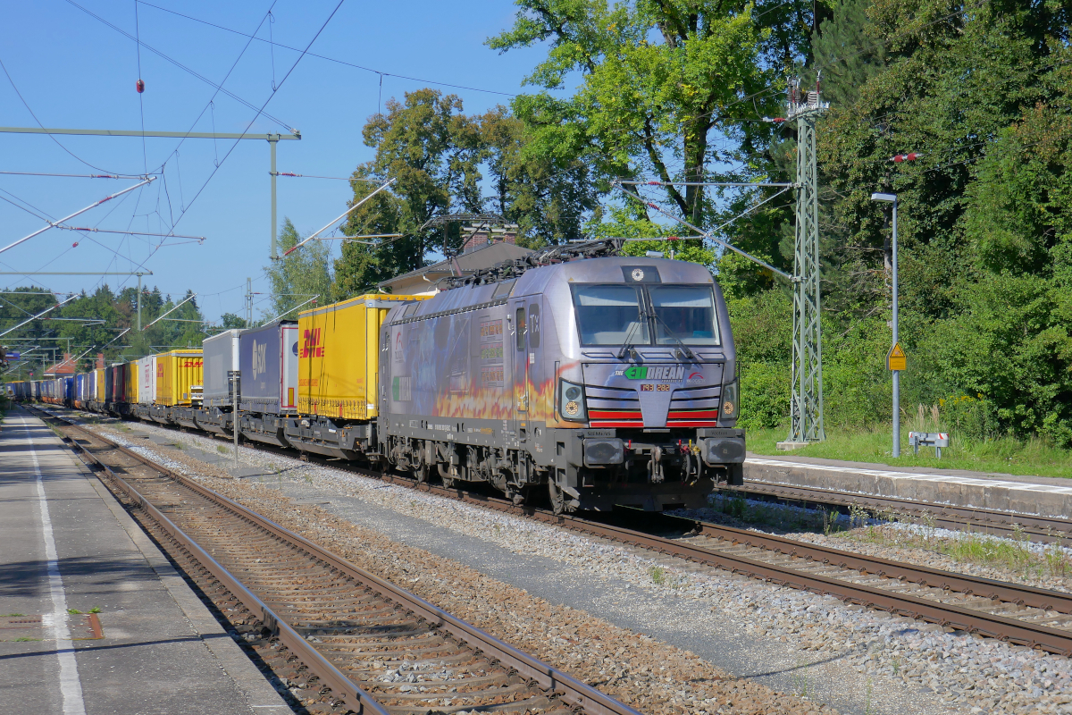 Der ELLDrean - Siemens Vectron 193 282 der Wiener ELL, vermietet an TXL - durchfährt Aßling in Oberbayern mit einem Zug des kombinierten Ladungsverkehrs auf dem Weg nach Italien über Kufstein. Donnerstag, 2. September 2021, 15.24 Uhr.
