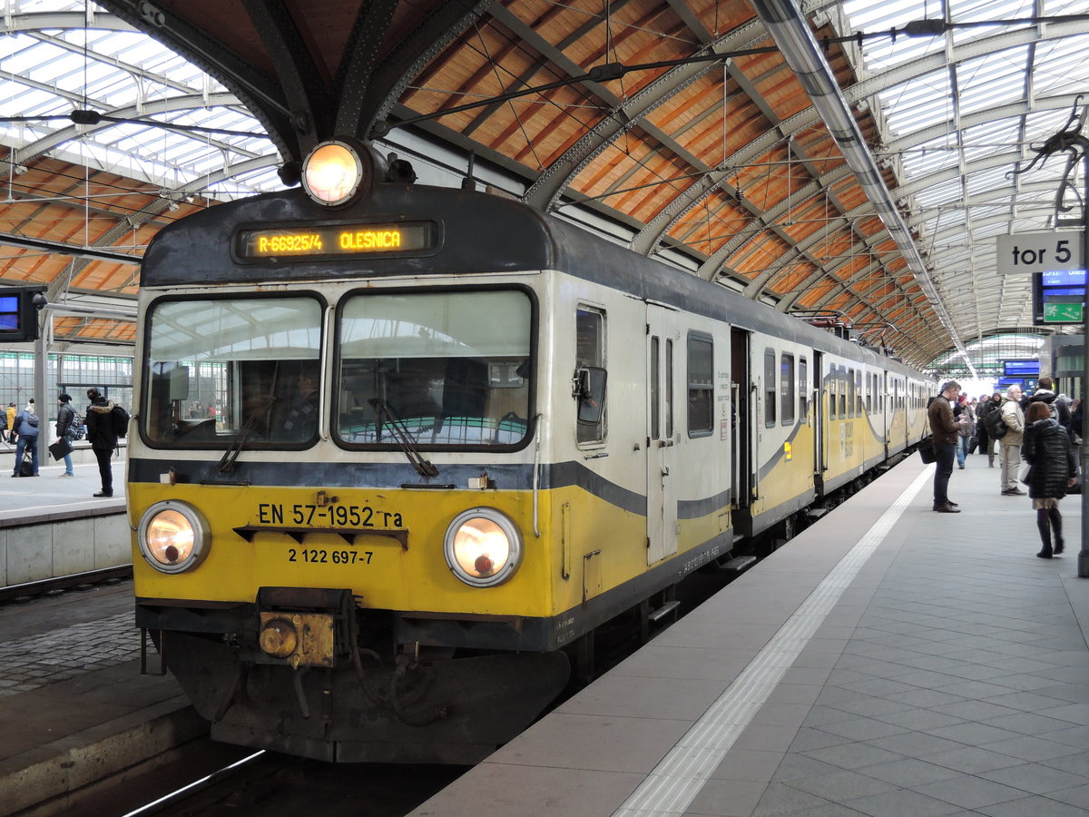 Der EN57-1952 wartet am 30.01.2018 in Wroclaw Glowny als R66925 auf die Abfahrt nach Olesnica. Der Triebwagen gehört zur Bahngesellschaft  Koleje Dolnoslaskie .  