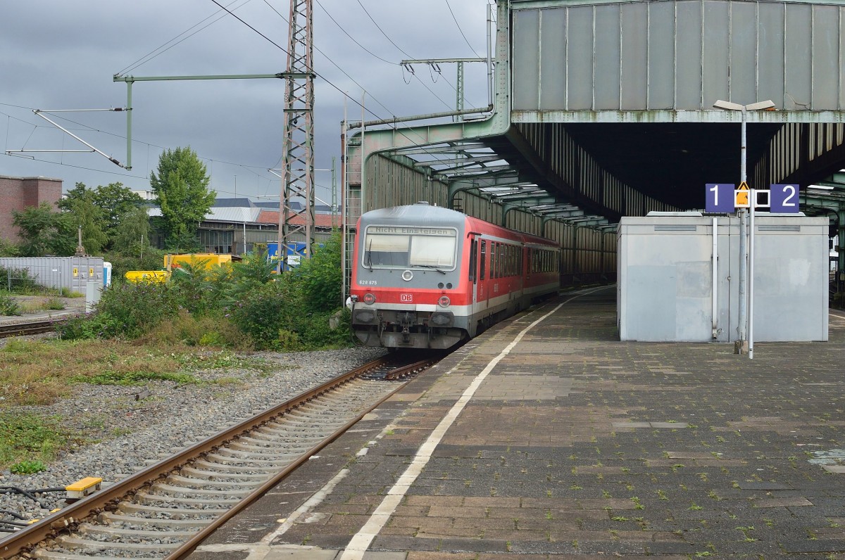 Der Entenfänger 628 675 kommt gerade in den Duisburger Hbf eingefahren auf Gleis 1 am Montag den 7.9.2015