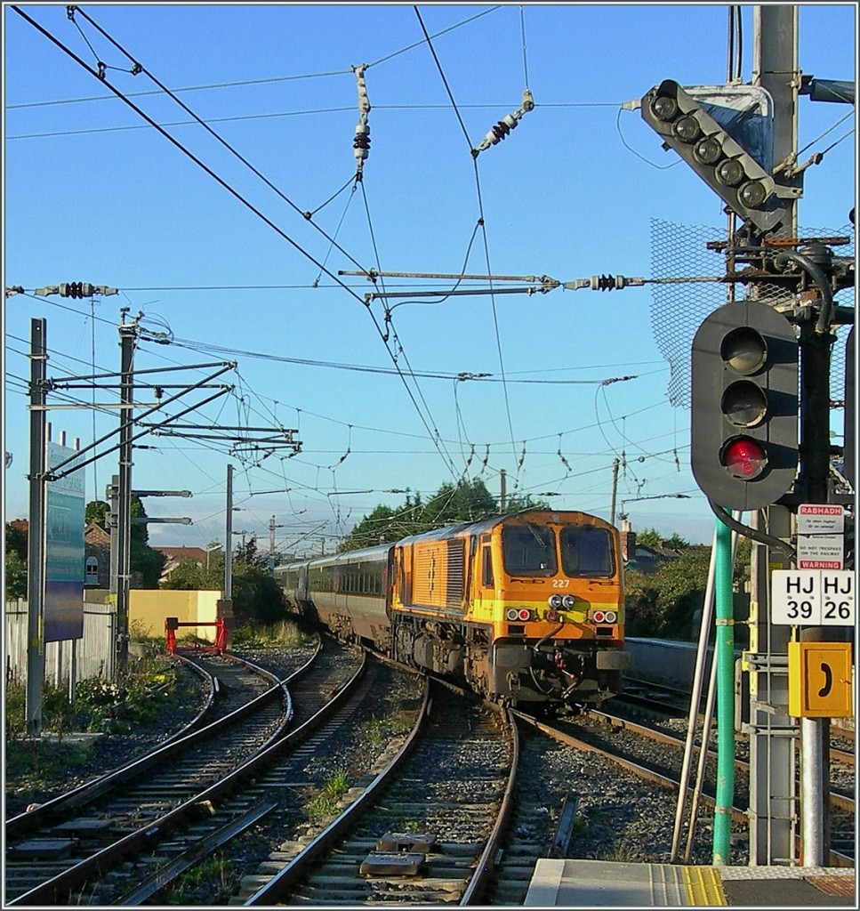Der  Enterprise  IC Belfast - Dublin kurz vor dem Ziel in Howth Junction am 3 Okt. 2006 