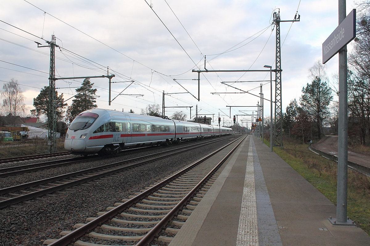 Der Entlastungverkehr zu Weihnachtsfest macht es möglich.
Der Tz 1165 „Bad Oeynhausen“ als ICE 1727 von Rostock Hbf nach München Hbf am 26.12.2017 in Nassenheide.
