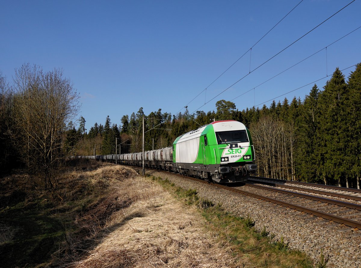 Der ER 20-01 mit einem Kalkzug  am 02.04.2021 unterwegs bei Artlkofen