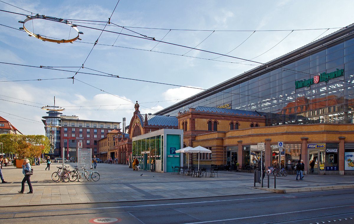 
Der Erfurter Hauptbahnhof am 05.10.2015, Blick auf das Empfangsgebäude. Die Bahnsteige liegen ca. ein Stockwerk höher hinter der Glasfassade. 

In der Glasfassade siegelt sich das gegenüberliegende Gebäude, das ehemalige Interhotel Erfurter Hof. 