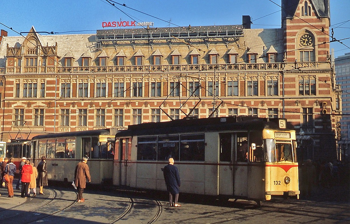 Der Erfurter T2D 132 verläßt im Oktober 1980 die Haltestelle Am Anger, im Hintergrund die Hauptpost