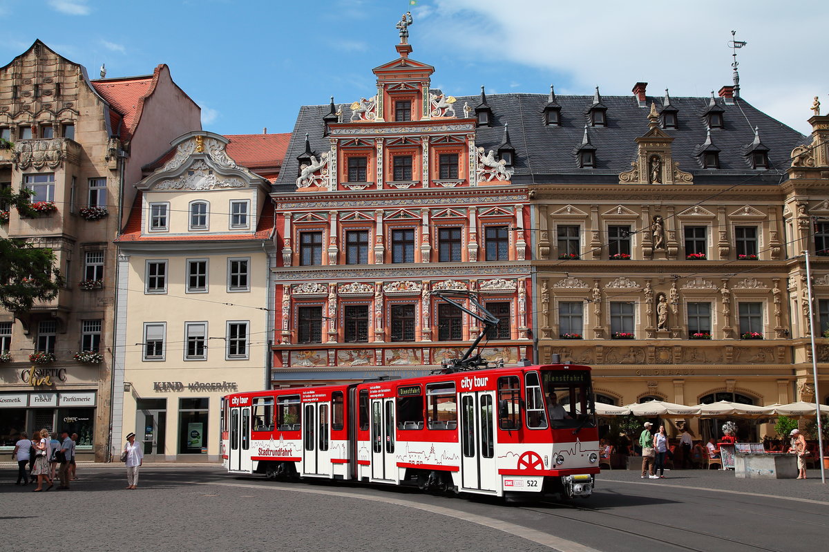 Der Erfurter Tatra Nr. 522 vom Typ KT4 wird als  City Tour  für Stadtrundfahrten verwendet. Am 19.07.2015 passiert den Fischmarkt im Herzen der Altstadt.