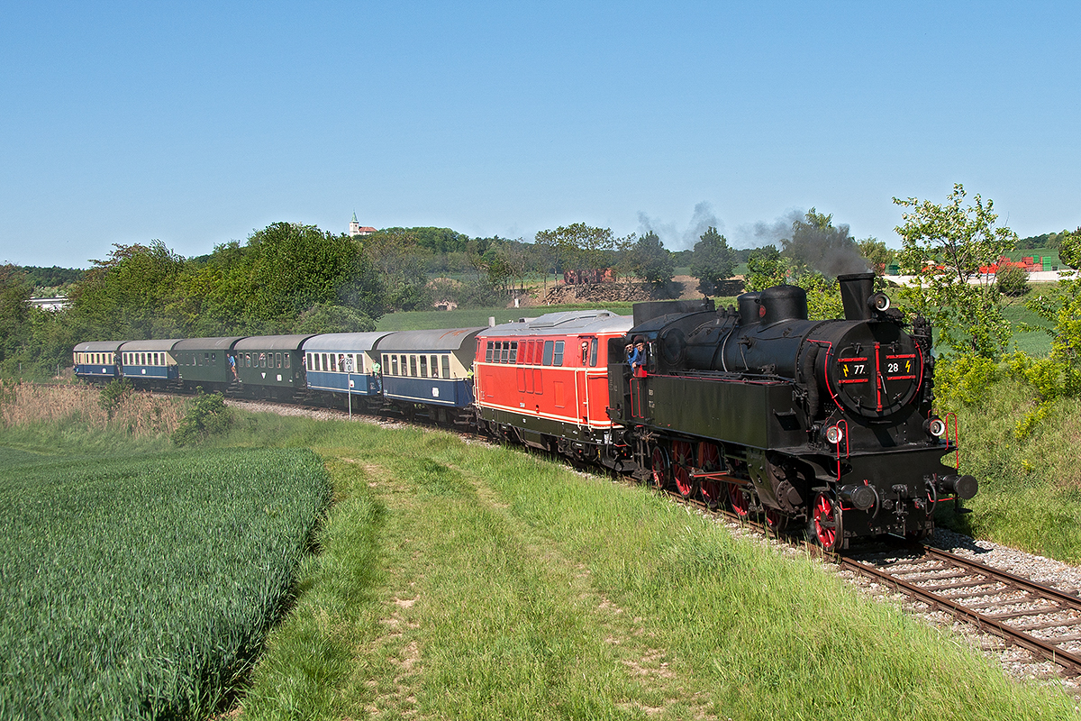 Der Erlebniszug, unterwegs zum 11. Oldtimertreffen nach Ernstbrunn hat Karnabrunn bereits hinter sich gelassen. Die aufnahme entstand am 06.05.2018.