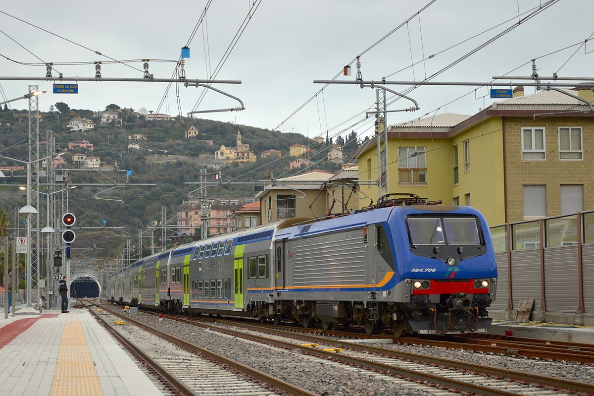 Der Eröffnungszug der ausgebaute Strecke Andora-S.Lorenzo (jetzt zweigleisig) fährt ein in den neuen Bahnhof Imperia, im ersten Betriebstag 11.12.16