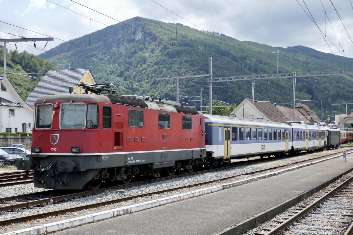 Der Ersatzzug der OeBB miit der Re 4/4 III 11350 am 16.7.23 im Bahnhof Balsthal abgestellt.