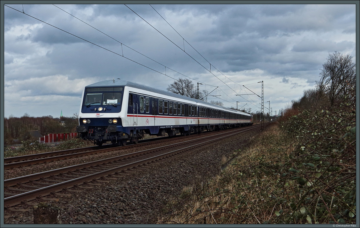 Der Ersatzzug von TRI hat am 19.02.2022 das Stadtgebiet von Wattenscheid Richtung Essen verlassen. Geschoben wird der Zug der RB 40 von ES 64 U2-060.