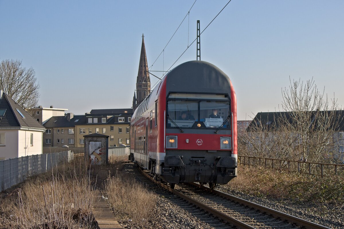 Der Ersatzzug der WFL auf der Linie RB 46 fährt mit dem ex-DR-Steuerwagen voraus in den Bahnhof Bochum-West ein (04.03.2022)