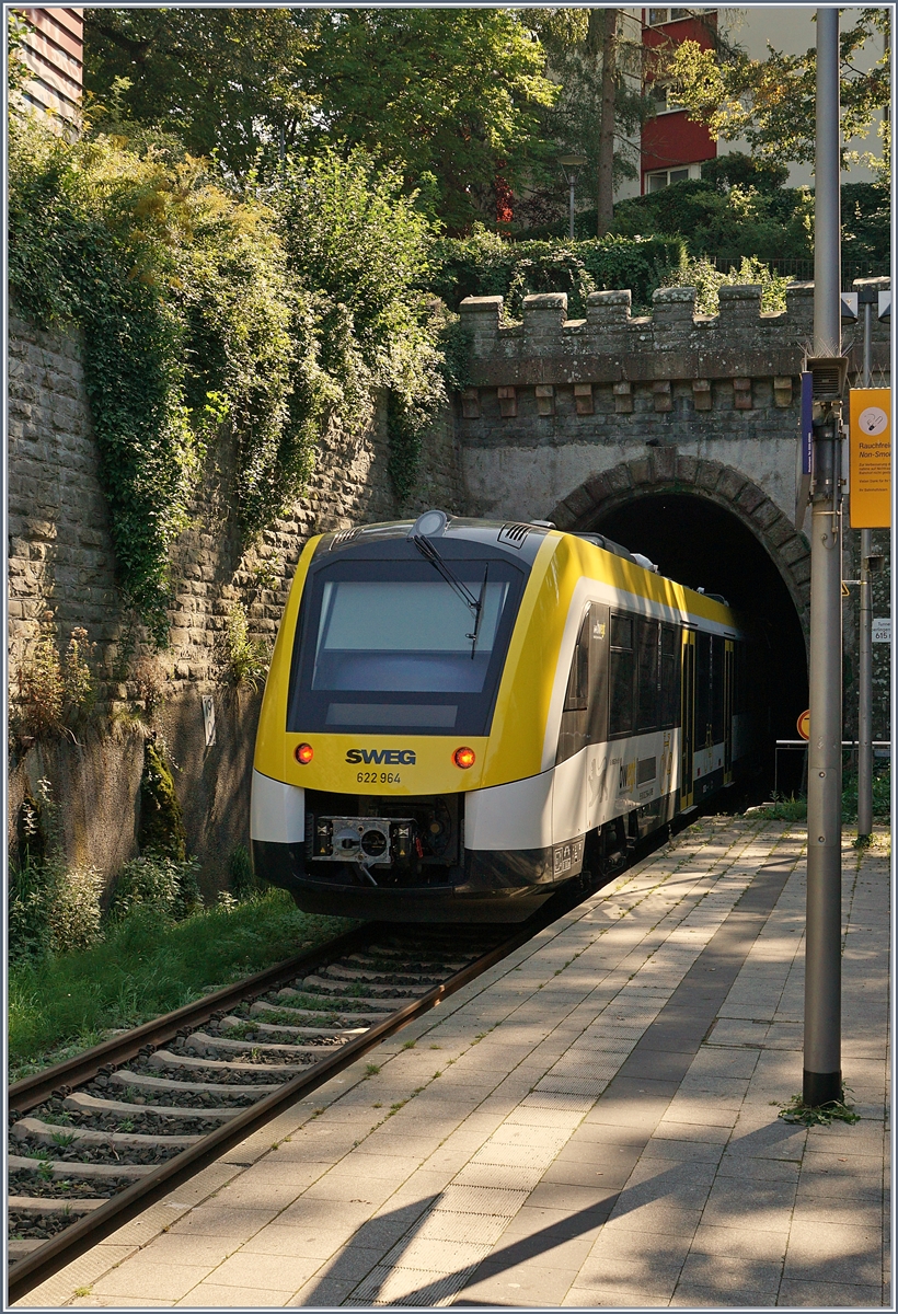 Der erst seit wenigen Tagen hier im Einsatz stehenden LINT 622 964 verlässt als RB Radolfzell - Friedrichshafen nach seinem Halt in Überlingen den Bahnhof und verschwindet unmittelbar im Tunnel. 

21. Sept. 2019