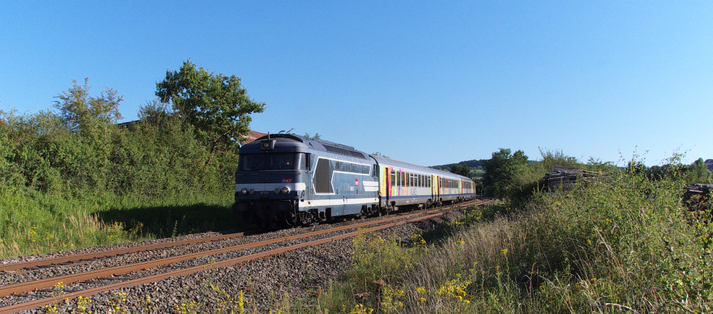 Der erste Abendzug mit BB 67521 hat gerade das  Krumme Elsa  verlassen. - Das Krumme Elsa (L' Alsace bossue) ist ein hgeliges Gebiet im Nordwesten des Elsa. Das krumme Elsass grenzt daher auf drei Seiten – im Sden, Westen und Norden an Lothringen.

Wie ein umgedrehter Stiefel ragt das Krumme Elsa ins Dpartement Moselle bis kurz vor Sarreguemines (Saargemnd).
SNCF BB 67521 (Baureihe 67400) hat den Bahnhof von Oermingen verlassen und hat vor einigen hundert Metern die Grenze ins Dpartement Moselle berfahren.
In etwas mehr als 3 Kilometern wird der Zug bei Kalhausen ins Tal der Saar einbiegen.
RE Krimmeri-Meinau ber Straburg - Mommenheim nach Saargemnd.
am 02.09.2013 - Ligne 161000 Mommenheim - Obermodern - Kalhausen - Sarreguemines