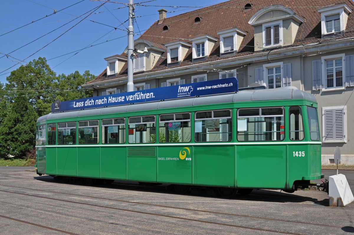 Der erste B4 Anhänger mit der Betriebsnummer 1435 ist auf dem Hof des Depots Dreispitz abgestellt und ausgemustert worden. Der Anhänger wird nun eine Reise nach Belgrad machen, wo dann weiter eingesetzt wird. Die Aufnahme stammt vom 20.08.2015.
