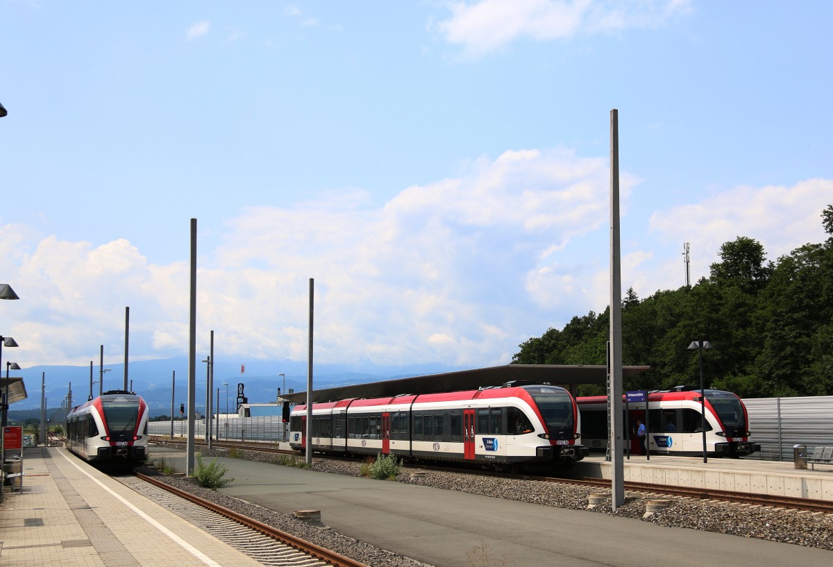 Der erste Bahnhof der Koralmbahn ist zugleich Drehscheibe für die Graz Köflacher Eisenbahn und den Betriebenen Linien S6und S61. Hier im Bild Zugbegegnung am 9.07.2015 