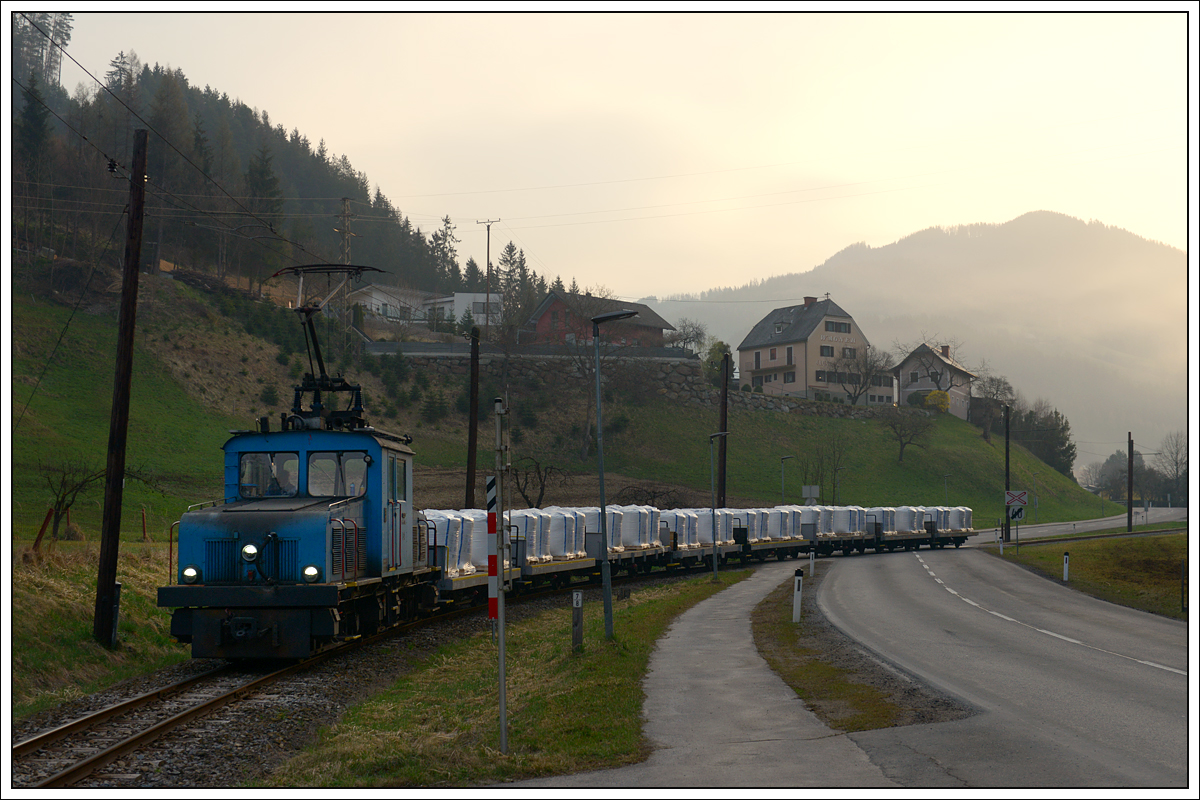 Der erste beladene Zug mit E4 als Triebfahrzeug verließ Breitenau (hier im Ortsteil Breitenau-St. Jakob) am 3.4.2019 gegen 7:20. Die Sonne war schon aufgegangen, kam aber noch nicht in das teilweise doch recht schmale Tal. 