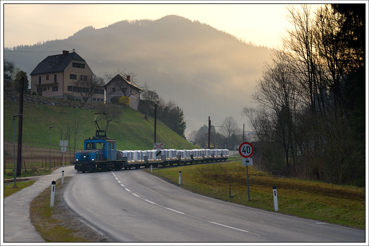Der erste beladene Zug verließ Breitenau gegen 7:20. Die Sonne war schon aufgegangen, kam aber noch nicht in das teilweise doch recht schmale Tal. Die Stimmung war aber herrlich. Breitenau-St. Jakob am 3.4.2019. 