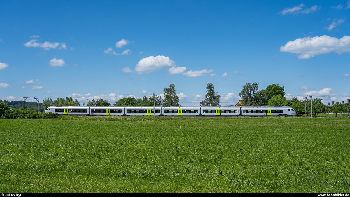 Der erste BLS FLIRT 4!<br>
BLS RABe 528 102 am 29. Mai 2020 auf Testfahrt zwischen Oberaach und Amriswil.
Genaugenommen ist es bereits der zweite gebaute Zug, allerdings der erste, der sich aus eigener Kraft ausserhalb des Stadler-Werks bewegt hat.