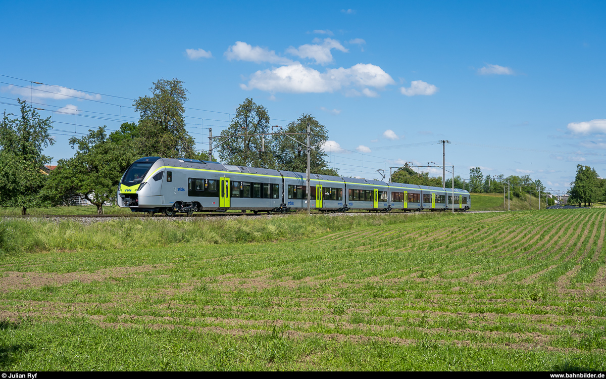 Der erste BLS FLIRT 4!<br>
BLS RABe 528 102 am 29. Mai 2020 auf Testfahrt zwischen Amriswil und Oberaach.
Genaugenommen ist es bereits der zweite gebaute Zug, allerdings der erste, der sich aus eigener Kraft ausserhalb des Stadler-Werks bewegt hat.