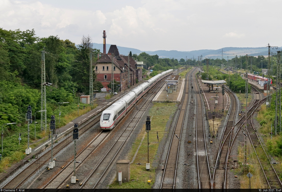 Der erste dreizehnteilige Serienzug des ICE 4, 812 052-0 (Tz 9452), durchfährt als Umleiter den Bahnhof Eichenberg auf Gleis 2 Richtung Kassel.

🧰 DB Fernverkehr
🚝 ICE 787 (Linie 25) Hamburg-Altona–München Hbf
🚩 Bahnstrecke Frankfurt–Göttingen (KBS 613)
🕓 10.7.2021 | 11:49 Uhr