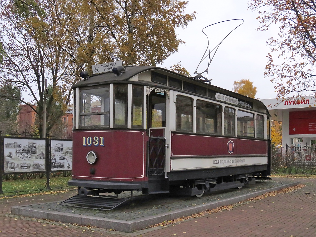 Der erste elektrisch betriebene Straßenbahntriebwagen #1031 der Linie 4, Baujahr 1907, steht vor dem Museum für elektrischen Transport in St. Petersburg, 22.10.2017

Diese Fahrzeuge wurden von der englischen Firma  Brush Electrical Engineering Company  (heute Brush Traction Ltd.) hergestellt. Kein Wagen blieb erhalten; dies ist ein Nachbau auf Basis eines MS-1 Triebwagens von 1929.
