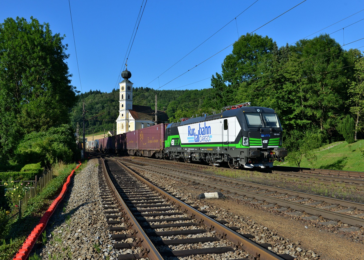 Der erste ELL-Vectron 193 832 mit Beklebung für Rurtalbahn am Ende eines KLV's am 06.07.2014 bei Wernstein am Inn. 