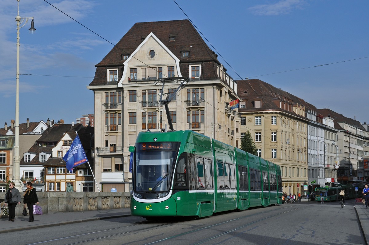 Der erste Flexity 5001 ist seit dem 10.11.2014 auf der Linie 8 im Einsatz. Auf dieser Aufnahme überquert der Flexity die Mittlere Rheinbrücke. Die Aufnahme stammt vom 11.11.2014.