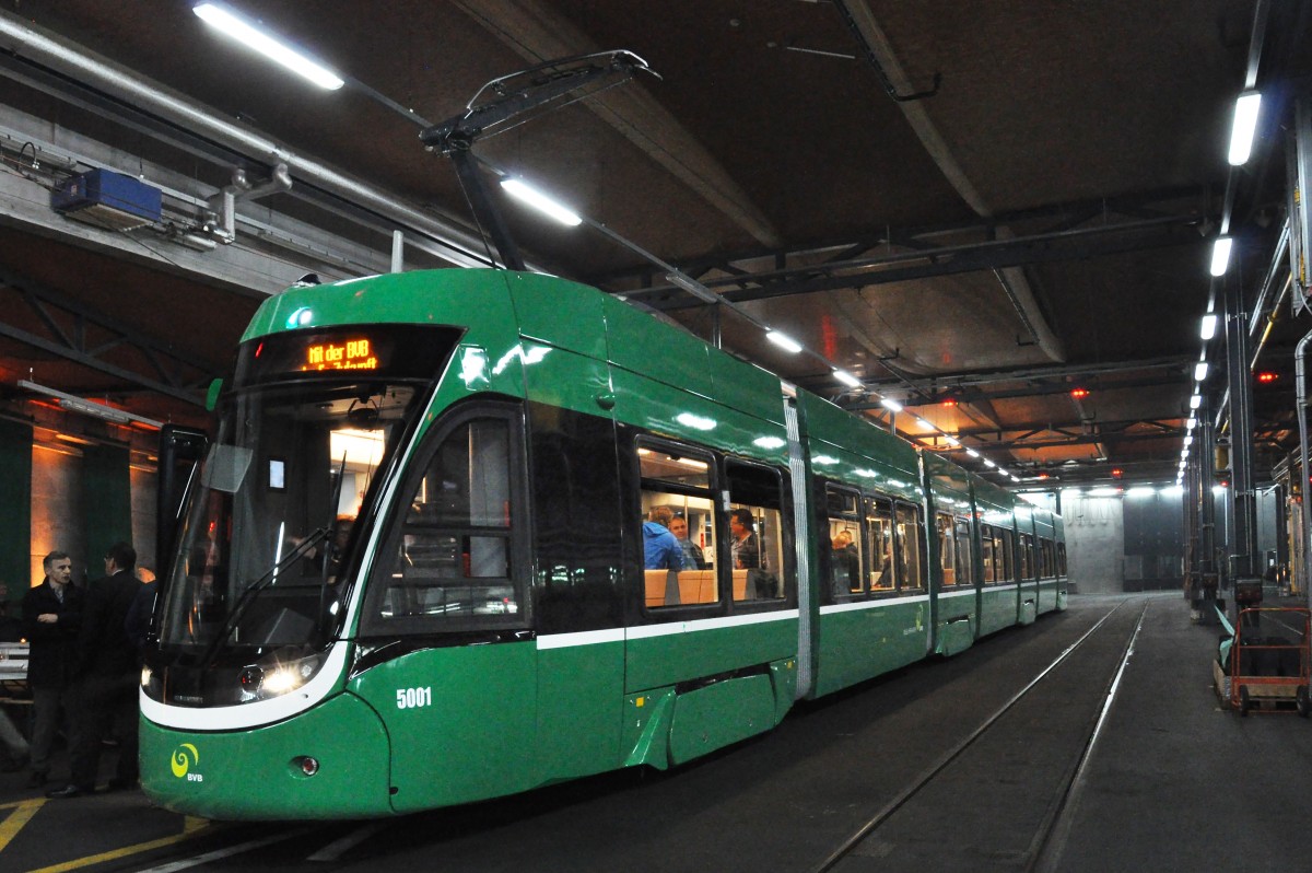 Der erste Flexity mit der Betriebsnummer 5001 hat seine Folie Erlkönig verloren und erstrahlt im neuen BVB Grün. Bei einem kleinen Fest wurde das neue Tram vorgestellt. Leider waren die Lichtverhältnisse im Depot Wiesenplatz nicht gerade optimal. Die Aufnahme stammt vom 06.11.2014.