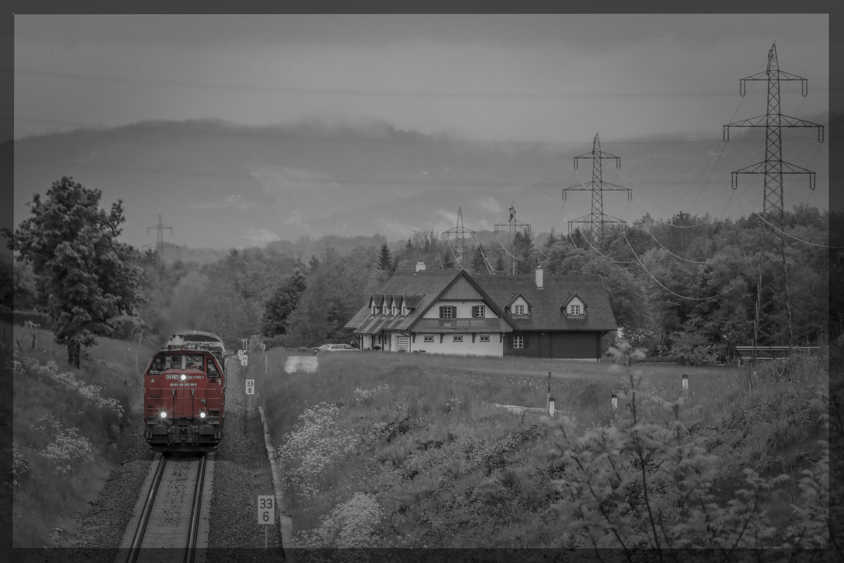 Der erste Gedanke an der Fotostelle war der Ausblick der Hochspannungsmonteure im Hintergrund. 
Wäre doch mal was anderes aber die Höhe ist nicht so ganz meins..... 

DH 1700.1 an diesem verregneten 15.05.2019 bei Kresbach 