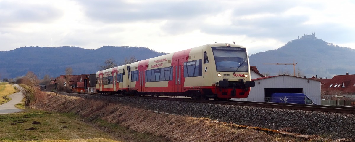 Der erste HzL Triebwagen, welcher eine Beheimatung besitzt, konnte am 4.3.14 nahe dem Ortsteil Hechingen Stetten zusammen mit einem weiteren Triebwagen festgehalten werden. 
Zugbildung: VT213 (Ortswappen von Hechingen) sowie VT214 am Schluss (vorletzter in alter HzL Lackierung)