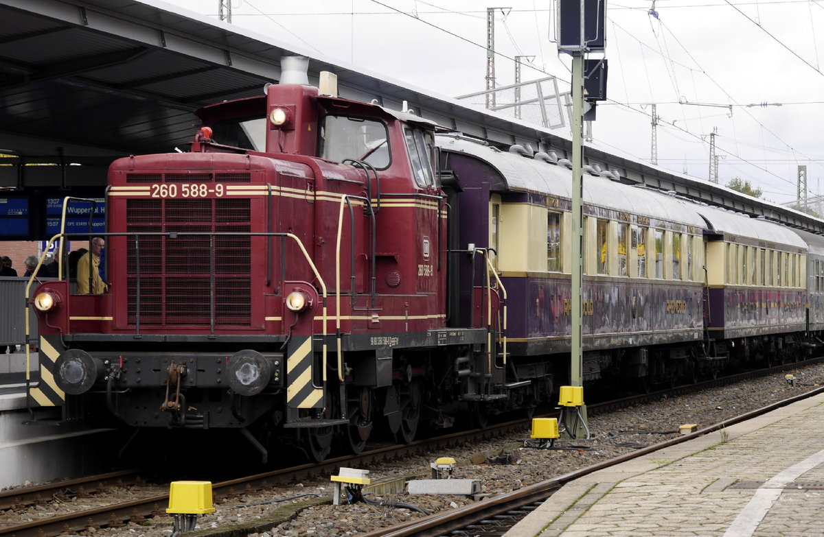 Der erste lokbespannte Zug seit 10 Jahren macht sich bereit zur Abfahrt in Richtung Müngstener Brücke. Die vereinseigene 360 588 des Fördervereins Wupperschiene mit Rheingold-Wagen in Solingen Hbf, 27.10.19.